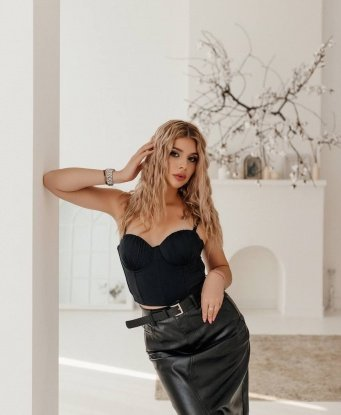 Молодая и игривая кошечка приглашает в гости на сладкие и страстные встречи. Погрузись в мир удовольствия и наслаждения со мной, обещаю, не пожалеешь! 26, 22 года