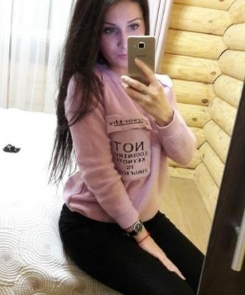 У меня широкий спектр услуг, чтобы удовлетворить все твои желания и фантазии. Уникальные техники массажа, незабываемые эротические прикосновения и невероятное чувство стиля - вот что ты получишь, встретившись со мной. У меня есть отличные отзывы от удовлетворенных клиентов, которые ценят мои навыки и мою энергию. Я с нетерпением жду встречи с тобой 🌹. Мои фото реальны - проверь сам! Живу в Москве и рада встречам с мужчинами Москвы. 10462, 25 лет